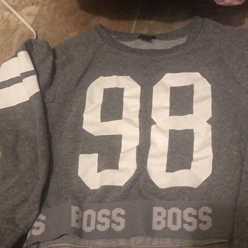 Cropped gray sweatshirt